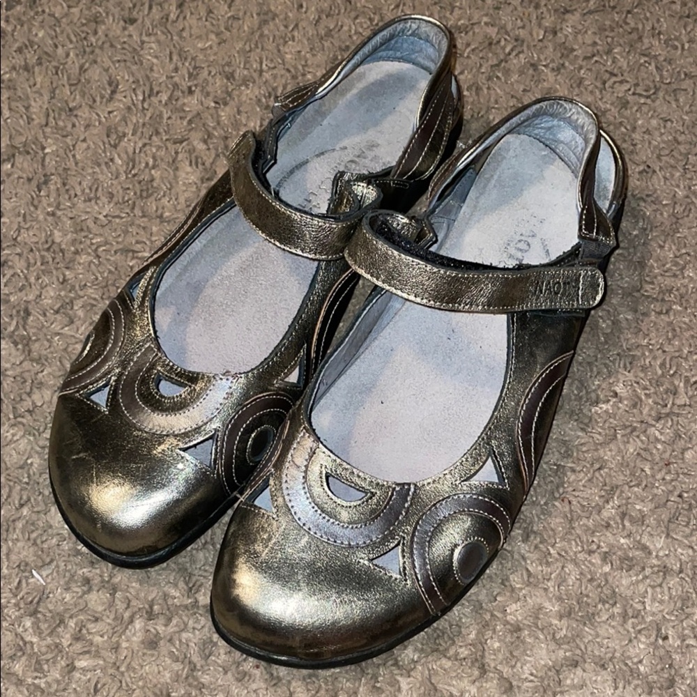 Naot metallic Silver Gold Shoes